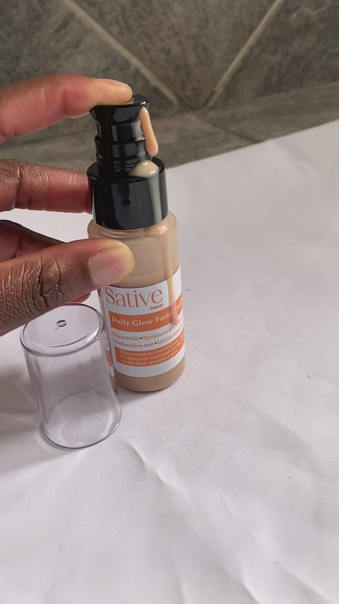 Daily Glow Facial Treatment Serum with Niacinamide, Hyaluronic Acid and Licorice Extract.